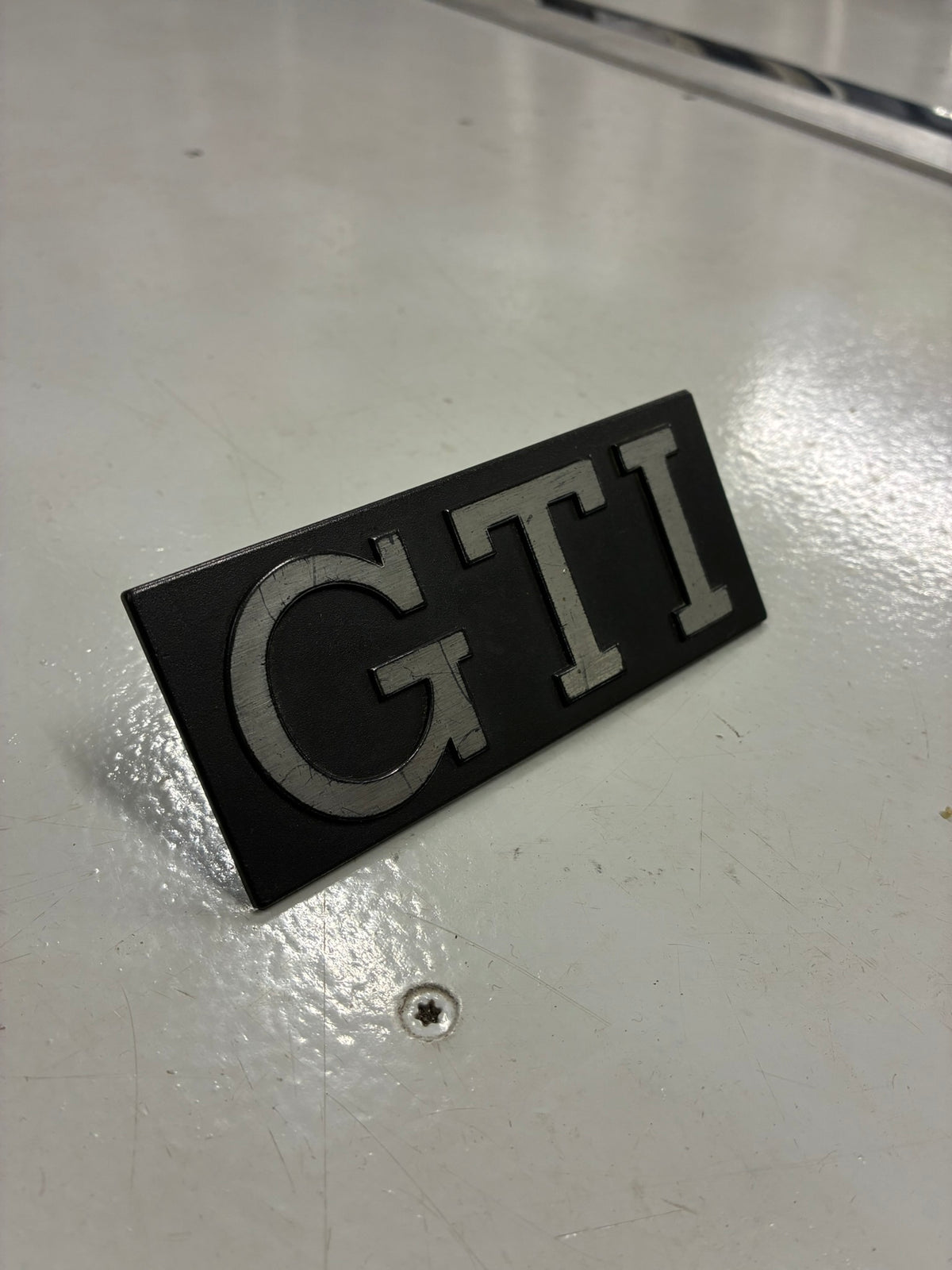 VW Mk2 Golf GTi grill logo NOTAÐ 1984-1987| Genuine original used part
